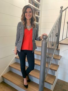 Black And White Stripe Blazer Outfit, Peach Top Outfits, Striped Jacket Outfit, Comfy Scrubs, Striped Blazer Outfit, Red Cami, Stripe Blazer, Looks Jeans, Plus Size Jackets