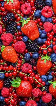 berries, raspberries, and strawberries are all arranged in the same pattern