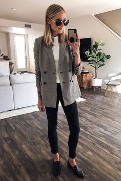 Blazer And Leggings, Classy Office Wear, Classy Office, Outfit Elegantes, Work Outfit Office, Fashion Jackson, Summer Work Outfits, Power Dressing