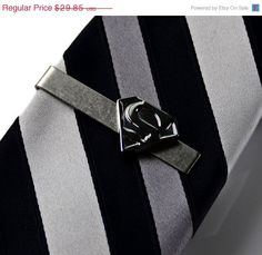 Superman tie clip work!!!!!!!!!!!!!! Gentleman Style Accessories, First Superman, Daily Planet, I Love My Hubby, Superman Logo, Ideal Man, Groomsmen Attire, Man Stuff, Groomsmen Gift