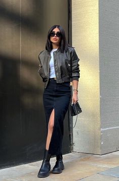 Fitted Slacks Outfit, Monochrome Minimalist Outfits, Casual Fashion Inspiration, Trendy Outfits For Spring 2024, Street Fair Outfit, Classy Thrifted Outfits, Outfits Mid Size Women, Fall Outfits With Leather Skirts, High Heels Outfit Casual