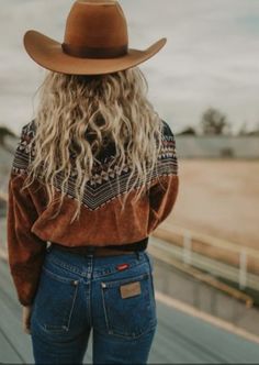 Country Style Summer Outfits, Cowboy Fashion Womens, Mountain Cowgirl Aesthetic, Gift Ideas For Siblings, Western Winter Outfits Women, Vsco Christmas, Mode Country, Punchy Outfits, Girlfriend Gift Ideas