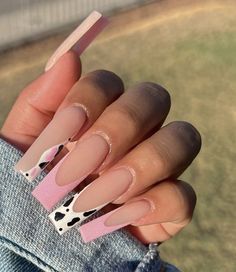 Nail Ideas Coffin Medium, Pink Western Acrylic Nails, Pink Rodeo Nails, Cowgirl Pink Nails, Pink Cow Print Nails Acrylic, Vaquita Nails, Pink Cowprint Nails, Pink Cow Print Nails Acrylic Long, Western Nails Simple