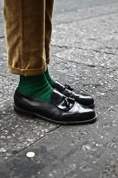 How To Wear Loafers, Loafers With Socks, Online Stylist, Black Leather Oxfords, Green Socks, Bohol, Tassel Loafers