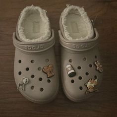 Fuzzy Crocs Outfit, Brown Crocs With Jibbitz, Brown Crocs With Charms, Slipper Crocs, Beige Crocs Aesthetic, Crocs Pins Ideas, Fluffy Crocs Aesthetic, Fluffy Crocs, Crocs Fuzzy Sandals