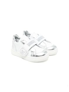 white/silver-tone calf leather laminated finish metallic effect colour-block panelled design signature Teddy Bear motif rhinestone embellishment embroidered logo to the front round toe front touch-strap fastening branded leather insole flat rubber sole Luxury Silver Sneakers With Metallic Logo, White Leather Sneakers With Foil Embossed Logo, Moschino Teddy Bear Wallpaper, Alexander Mcqueen Kids Shoes, Moschino Bear, Tone Calves, Kids Teddy Bear, Farfetch Kids Dress, Burberry Kids