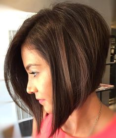 Side-Parted Angled Bob Auburn Angled Bob, 2023 Bobs, Bob Inversat, Medium Short Haircuts, Angled Bob Hairstyles, Stacked Bob Hairstyles, Short Hair Lengths, Bob Hairstyles With Bangs