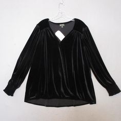 Wonderly Top Blouse Women Plus 2x Black Velvet Faux Wrap Smocked Party Relaxed Nwt New Condition * Measurements Are Approximate * Wash May Have Altered Size * Sizes Differ Among Brands, So Please Compare Our Measurements To Your Garments To Ensure Fit. * Vintage Sizing Is Generally Smaller. Please Use Measurements To Compare * Color Differs From Person To Person (Ie Someone May See Red, Another Person May See Orange) Sku: 7601 Black Velvet, Smocking, Blouses For Women, Womens Tops, Velvet, Orange, Red, Women Shopping, Black