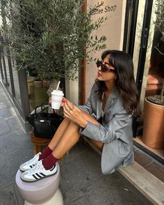 Cute Blazer Outfits, Chic Blazer Outfit, Sambas Adidas Women Outfit, Samba Adidas Outfit, Adidas Samba White, Style Désinvolte Chic