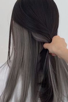 Dark Hair Peekaboo Color, Korean Hairstyle Color, Peekaboo Bangs, Hidden Hair Color, Korean Hairstyles, Korean Hair Color, Hair Color Underneath, Hair Color Streaks