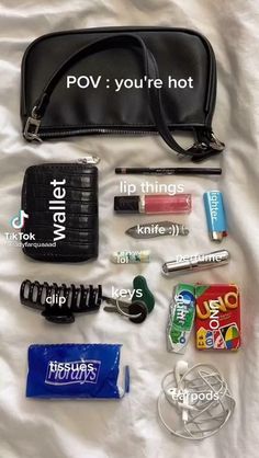 Muzică Rock, School Bag Essentials, Backpack Essentials, Inside My Bag, Purse Essentials, Handbag Essentials, Girls Tote