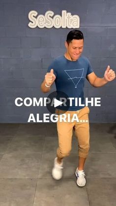 a man standing in front of a wall with the words comporttile alegria