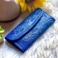 "Timeless women wallets first used in the 60's and 70's as an evolution for women accessories. Labor time: 8 hours All handcrafted one at a time by master leather artisans - 11 credit card slots - One zipper coin pocket - One ID window - Two bill compartments - Metal magnetic clasp - 8\" L x 3.5\" W (18 x 9 cm) - Zipper coin compartment Because items are handmade, each leather wallet will respond to coloring slightly different. Available colors: https://www.salylimonusa.shop IMPORTANT: If your h Trifold Wallets For Everyday Use, Trifold Wallet With Card Slots For Daily Use, Boho Wallet, Fun Wallets, Sustainable Leather, Leather Artisan, Wallet Gifts, Leather Wallets, Womens Purses