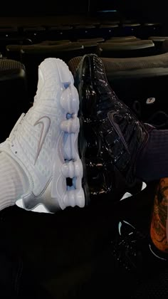 #nikeshox #white #black #duo #nike White Newbalance, 12 Mola, Boxer Aesthetic, Tn 3, Sports Shoes Women, Guys Fashion Casual, Swag Pics