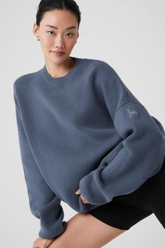 Sweater weather, solved. Warm up with the Scholar Crew Neck Sweater made from a street-forward heavyweight knit in an oversized silhouette that earns top marks wherever it goes. Ribbed detailing on the cuffs, hem and neckline complete the look. Pair it with shorts or your go-to pair of trousers.