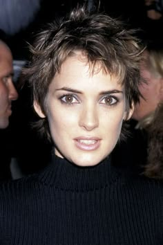 Winona Ryder 90s, Geri Halliwell, Spiky Hair, 90s Hairstyles, Winona Ryder, Netflix Movies, Popular Hairstyles, Pixie Cuts