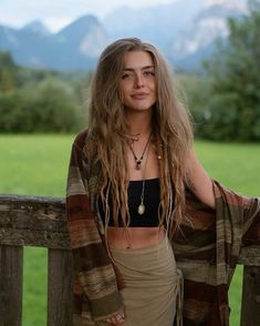 California Boho Style Outfits, Mountain Women Style, Bohemian Makeup Look Boho, Boho Travel Outfit, Hippie Pictures, Hippie Fits, Looks Hippie, Look 80s, Dread Extensions