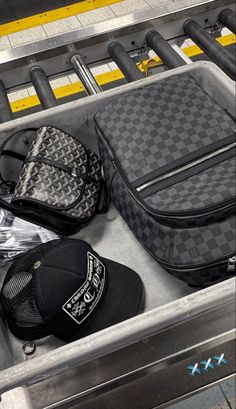 Goyard Aesthetic Men, Men Luxury Lifestyle, Uni Bag, Louis Vuitton Backpack, Drip Outfit Men, Black Men Street Fashion