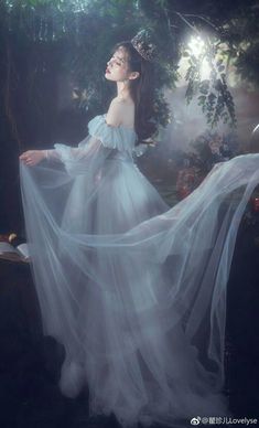 Nih,mentahan cover wattpad yang nggak ngebosenin👌 [sumber: PINTERES… #nonfiksi # Non-fiksi # amreading # books # wattpad Gaun Abad Pertengahan, Fairytale Photography, Fantasy Photography, Fantasy Gowns, Fairytale Dress, Princess Aesthetic, Fantasy Dress, Quinceanera Dresses, Ulzzang Girl