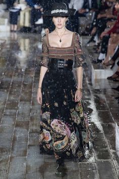 Dior Spring/Summer 2019 Resort | British Vogue Bohemian Mode, Couture Accessories, Couture Mode, Moda Boho, Ermanno Scervino