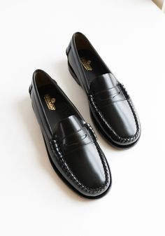 Classic Dan Loafer from Sebago. A refined slip-on for any occasion, crafted in the beefroll penny loafer style, and like all our loafers, inspired by a traditional moccasin. Features a breathable unlined upper, comfy leather sock lining, and waterproof, flexible and durable natural leather soles with a reliable, molded rubber heel. Every pair is hand-sewn from perfectly polished, elegantly smooth corrected grain leather uniquely selected for its durable character and supple feel. Need a second o Zine Cover, High Fashion Men, Chocolate Factory, Women's Loafers