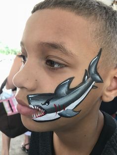 Schminken; 41 makkelijke voorbeelden voor gezicht kind - Mamaliefde Shark Face Paint, Mermaid Face Paint, Face Painting Images, Painting Costume, Cheek Art, Face Painting Tutorials, Face P