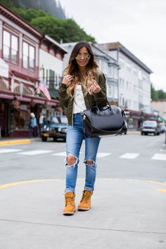 Street Style: Timberlands. - Mia Mia Mine Outfits Con Botas Timberland, Pigeon Toed, Tims Outfits, Pastel Outfit