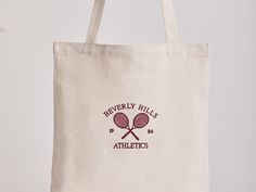 ENGLISH: size: 15'' x 16.5'' handmade sportswear style embroidery "beverly hills" 100% cotton French: dimensions: 38x42cm embroidery sportswear style made by me "beverly hills" 100% cotton Sporty Cotton Bags For Daily Use, Sporty Rectangular Cotton Bag, White Cotton Sporty Bag, Sporty White Cotton Bag, Cotton Canvas Tote Bag With Embroidered Logo, Cotton Canvas Bag With Embroidered Logo For Daily Use, Casual Cotton Canvas Bag With Branding, White Cotton Canvas Bag With Branding, Embroidery Sportswear