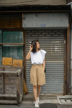 Tokyo Ootd Summer, Casual Neutral Outfits Summer, Beige Linen Shorts Outfit Summer, Outfits With Beige Shorts, Beige Shorts Outfit Summer, Outfits For Japan Summer, Beige Bermuda Shorts Outfit, Japan Summer Style, Tokyo Summer Outfit