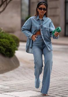 Denim Chic Aesthetic, Spring Summer Runway 2023, High Waisted Jeans Street Style, Spring Outfits 2023 Street Style, Fw Street Style 2022, Early Spring Street Style, Street Style Vogue, Denim Outfits For Women 2023, White Collar Button Up Outfit