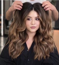 Easy Hairstyle Video, Loose Curls Hairstyles, Gorgeous Hair Color, Honey Hair, 90s Hairstyles, Highlights Brown Hair, Hair Color And Cut