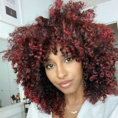 Cabello Afro Natural, Dark Curly Hair, Dyed Curly Hair, Highlights Curly Hair, Bold Hair Color, Red Curly Hair, Dark Red Hair, Colored Curly Hair, Dyed Natural Hair