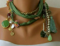 Love this! Diy Collier, Fiber Jewelry, Fabric Necklace, Textile Jewelry, Mix Media, Bijoux Diy, Fabric Jewelry, Jewelry Projects, Diy Necklace