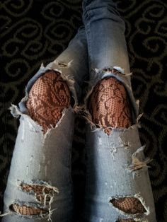 Make an edgier statement with black lace under your ripped jeans. Grunge Accessories, Looks Jeans, Punk Style, Clothing Hacks, Mode Vintage, Mode Inspiration, Grunge Fashion