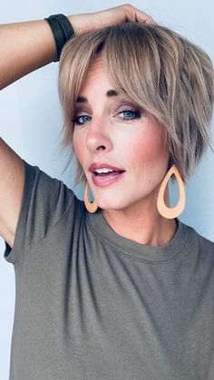 Choppy Short Bob, Funky Bobs, Longer Pixie Haircut, Cork Earrings, Amazing Hairstyles, Cool Short Hairstyles, Hairstyles For Girls, Short Hair Trends