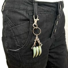 Claw Schlüsselanhhänger Pants Chain Beltchain Key Ring Chain Carabiner The description of this item has been automatically translated. If you have any questions, please feel free to contact us. Welcome to our eBay Shop Buy4you   Item Description   You buy here: Key chain Color: silver and green Material: metal and plastic  Weight: approx. 26g Length: approx. 13.5cm     Shipping information Please pay for the entire order only after purchasing the last item or wait for our payment information, we