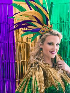 This MARDI GRAS FAN FAVORITE has been revamped into a for sure show-stopping, head turner headpiece. The vibrant purple, green and gold feathers work hand in hand with a gold glittered + rhinestoned mask to create an overall glamorous look and feel. It's the perfect way to top off your Mardi Gras outfit! It is well suited for a festive luncheon, parades, parties, yardi gras, and all Mardi Gras festivities! This headpiece is sure to make you stand out! This design is unique, intricate, and extrem Mardi Gras Headband, Mardi Gras Dinner, Mardi Gras Crown, Jester Makeup, Mardi Gras Hats, Louisiana Mardi Gras, Carnival Parade, Jester Costume, Feather Crown