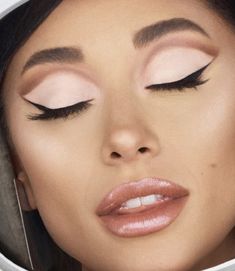 60s Makeup Ariana Grande, Ariana Eye Makeup, Ariana Grande 60s, Eye Makeup For Almond Shaped Eyes, Ariana Grande Eyeshadow, Maquillaje Ariana Grande, Ariana Grande Eye Makeup, Ariana Grande Lips, Ariana Grande Makeup Looks