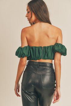 Hunter's Green Sweetheart Crop Top Off shoulder tube sweetheart neckline ruched chiffon crop top with back exposed zipper. Material: 100% POLYESTER Sizing Guide: for a more in-depth sizing guide click here! Small 2-4Medium 6-8Large 10-12Extra Large 14-16 Emerald Green Crop Top, Sweetheart Crop Top, Crop Top Off Shoulder, Chiffon Crop Top, Green Crop Top, Diff Eyewear, Small Crop Tops, Exposed Zipper, Off Shoulder Tops