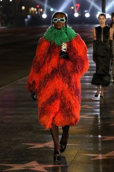 Spring Fashion Runway, Gucci Love Parade, Christmas Eve Outfit, Love Parade, Fashion Runway Show, Oscar Dresses, Rose Fashion, Fashion Runway, Alessandro Michele