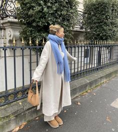 German Market Outfit, Parisian Lazy Outfit, European Fashion Cold Weather, New York Coat Outfit, Long Line Coat Outfit Winter, Womens Winter Coat Outfits, Fall Fashion London, Winter Outfit Long Coat, Windy Winter Outfit