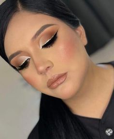 Silver Liner Eye Makeup, Bridal Makeup Gold, Social Glam Makeup, 15 Makeup Looks, Silver Makeup Looks, Sliver Makeup, Makeup Novia, Make Up Glam, Makeup Full Face