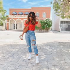 Casual Converse Outfit Summer, Chic Sneaker Outfits Summer, Converse Outfit Ideas For Women, Mom Jean Outfits Summer, Jeans And Sneakers Outfit Casual, Sneaker Outfits Women Summer, Spring Sneakers Outfit, Summer Sneakers Outfit, Miami Outfits Summer