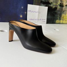 - Designer = Jill Sander - Size = 8.5m(38.5). Trunk 17 - Color = Black - Made In Italy -Jil Sander Made In Italy Slip On 6high Heeled Slipper Sandals Size 8.5m(38.5) - Heel Height = - Padded Leather Insole And Leather Outsole - Genuine Leather - Classic Timeless Design - Genuine And Authentic Or Your Money 9back Trunk 17 Wooden Platform Sandals, Jil Sander Shoes, Toe Thong Sandals, White Leather Sandals, Leather Gladiator Sandals, Silver Sandals, Leather Platform Sandals, Heel Slippers, Kitten Heel Pumps