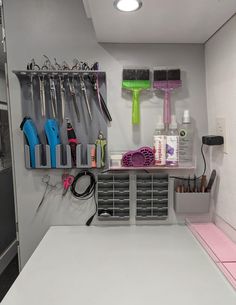 Animal Grooming Salon, Dog Grooming Salon Aesthetic, Pet Grooming Shop Ideas, Dog Grooming Salon Layout, Paw Cleaning Station, At Home Dog Grooming Salon, Dog Grooming Trailer Ideas, Dog Grooming Set Up, Home Dog Grooming Station