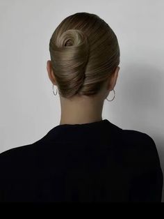 #updo #hairstyles #hair #hairgoals #hairstylesforthinhair #french #twist #classy #chic #womensstyle #womeninbusiness #model #weddinghairstylesupdo Modern French Pleat Hair, Classic French Roll Hairstyle, Fancy French Twist Updo, Elegant Hair Wedding, Elegant French Twist Updo, Classic French Twist Updo, Sleek French Twist, Classic Updo Hairstyles Vintage, Updo Hairstyles Sleek