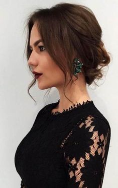 Sanggul Modern, Up Dos For Medium Hair, Updos For Medium Length Hair, Super Hair, Penteado Cabelo Curto, Hair Updo, Wedding Idea, Wedding Hair And Makeup, Green Earrings