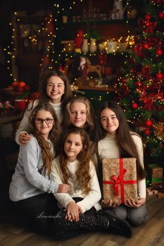 Big Family Christmas Pictures, Family Christmas Pictures Studio, Christmas Family Portraits, Christmas Family Photography, Diy Christmas Photoshoot, Christmas Photography Family, Jessica Clark, Small Wedding Photography, Family Photo Studio