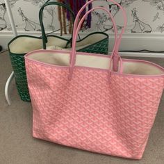 GOYARD BAG-PINK Outfits With Goyard Bag, Pink Goyard Bag Outfit, Bag Goyard, Goyard Bag Aesthetic, Pink Goyard Aesthetic, Pink Goyard Bag, Pink Tote Bag