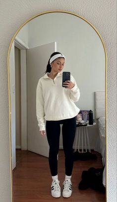 korean outfit style Chic Workout Outfit, Gym Mirror Selfie Female, Workout Outfits Modest, Modest Workout Outfits, Modest Gym Outfits For Women, Gym Outfits Winter, Athleisure Fits, Sporty Girl Outfits, Sporty Girl Aesthetic